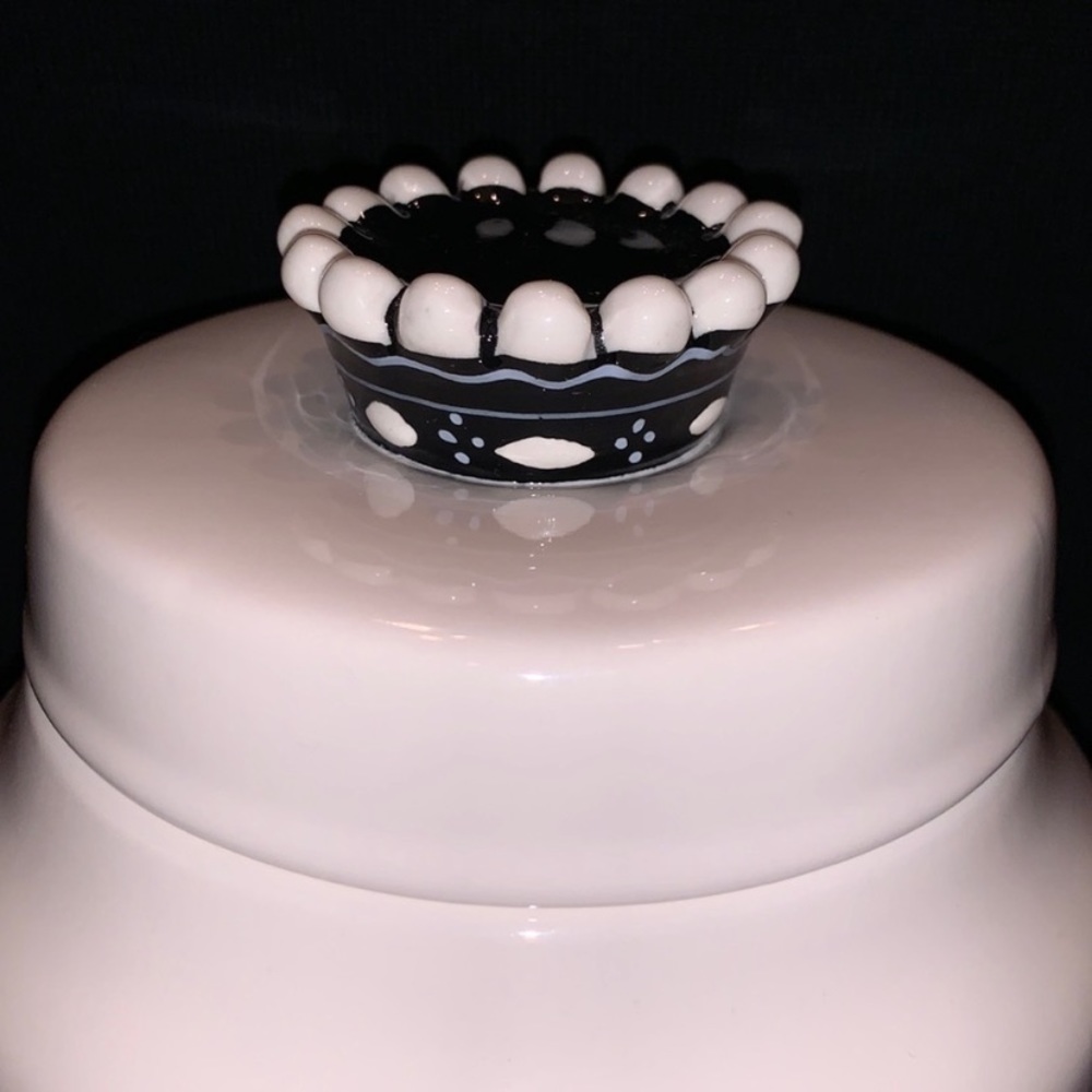 RAE DUNN FABULOUSNESS! GREAT PRICE! NEW & MINT “ROYAL DOGGIE TREATS” CANISTER 🐾 - Picture 3 of 6